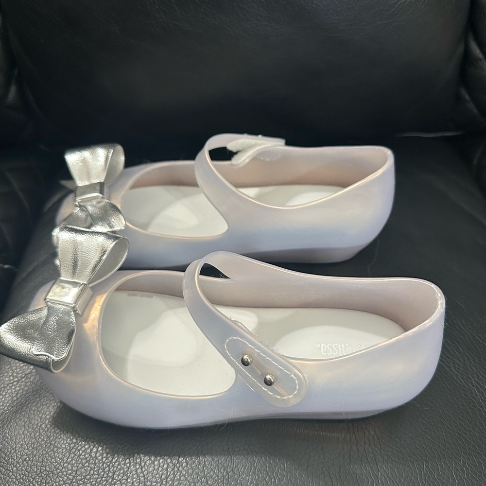 New
Mini Melissa silver bow girls sandals
Mary Jane
size 12 - Picture 2 of 6